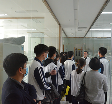 廣東醫(yī)科大學(xué)藥學(xué)院教授吳都督一行來司參觀交流