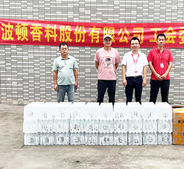 寮步鎮(zhèn)良邊村工會聯(lián)合會向公司工會贈送慰問品